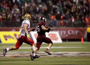 滨江江南体育中心-瓦伦西亚队员在比赛中全力拼搏，实现逆转胜利